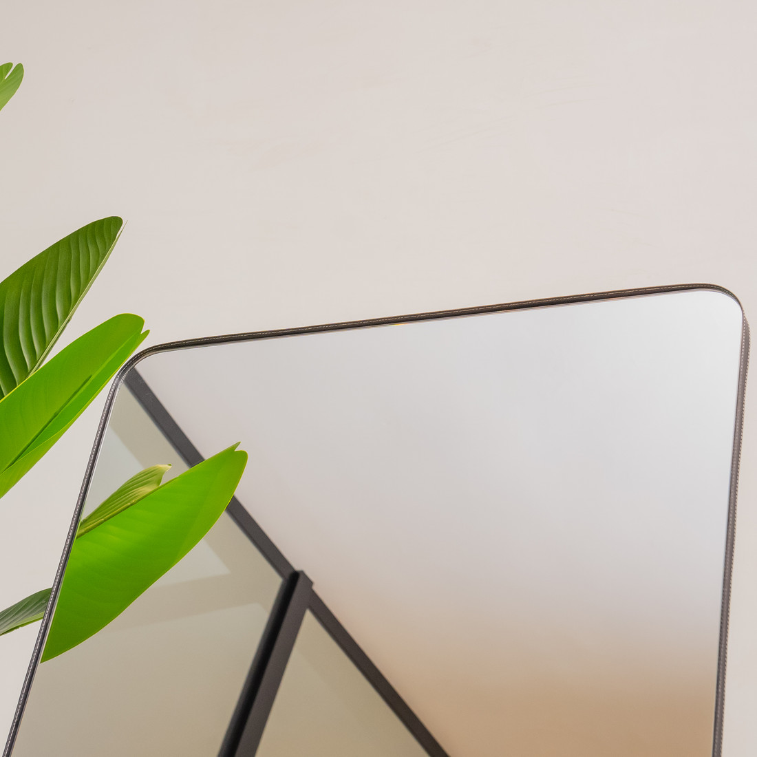 ESPELHO TOKYO | 170X70CM | COM APOIO RECLINAVEL - MOLDURA EM TECIDO SINTETICO PRETO ESPELHO TOKYO | 170X70CM | COM APOIO RECLINAVEL - MOLDURA EM TECIDO SINTETICO PRETO