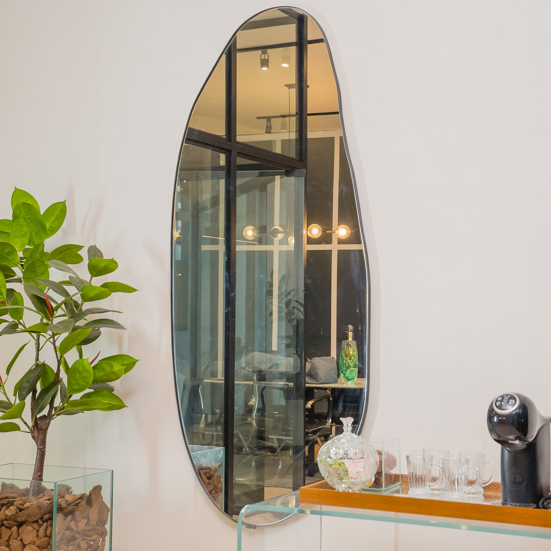 ESPELHO ORGÂNICO ÍSIS | 160x70CM |COM SUPORTE MÃO AMIGA - MOLDURA EM TECIDO SINTÉTICO PRETO ESPELHO ORGÂNICO ÍSIS | 160x70CM |COM SUPORTE MÃO AMIGA - MOLDURA EM TECIDO SINTÉTICO PRETO