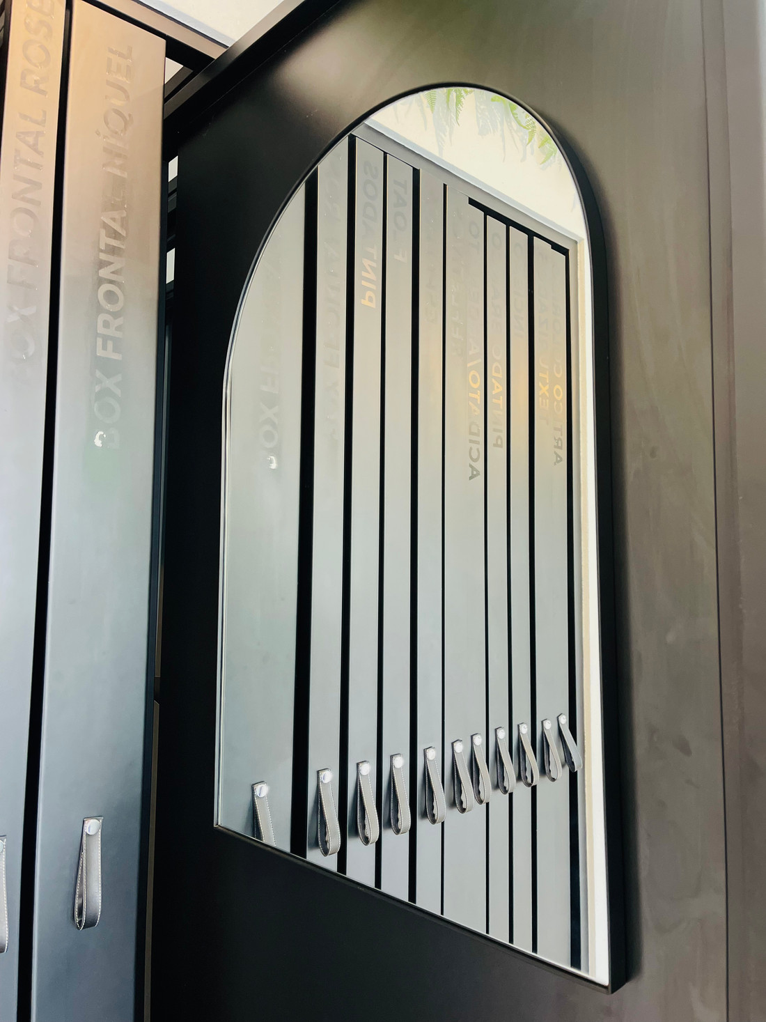 ESPELHO AMÉLIE | OVAL BASE RETA | 880MM X 600MM | COM MOLDURA DE METALON PRETA - SUPORTE MÃO AMIGA