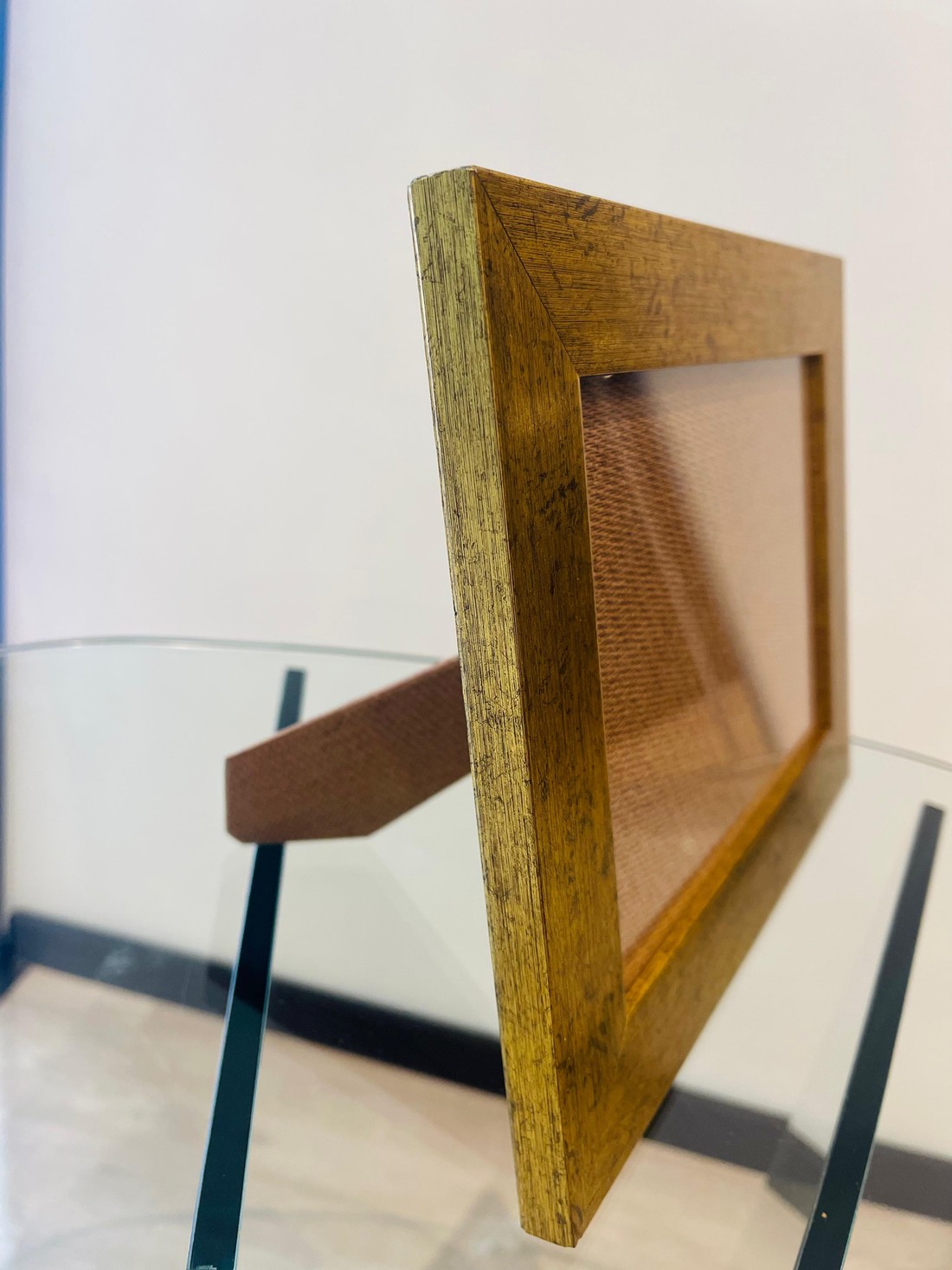 MOLDURA DOURADA ENVELHECIDA - COM SUPORTE DE APOIO | 26,5cm X 20,5cm | VIDRO 2MM INCLUSO