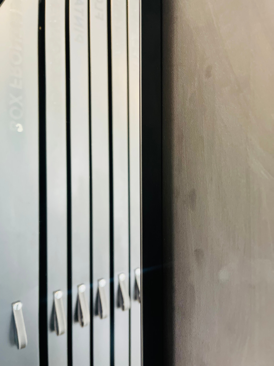 ESPELHO VALEN | RETANGULAR COM CANTOS ARREDONDADOS | 900MM X 600MM | COM MOLDURA DE METALON PRETA - SUPORTE MÃO AMIGA