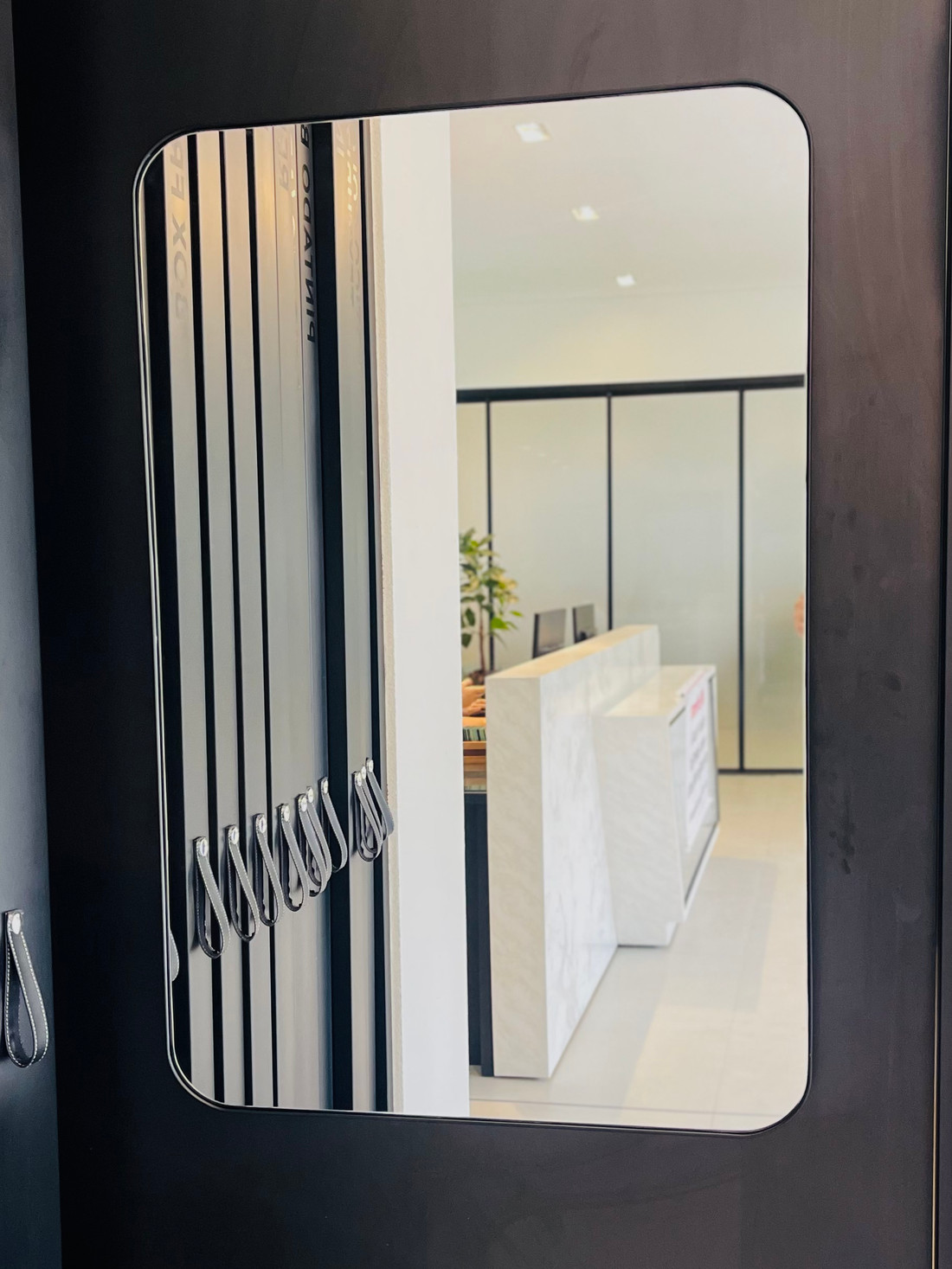 ESPELHO VALEN | RETANGULAR COM CANTOS ARREDONDADOS | 900MM X 600MM | COM MOLDURA DE METALON PRETA - SUPORTE MÃO AMIGA