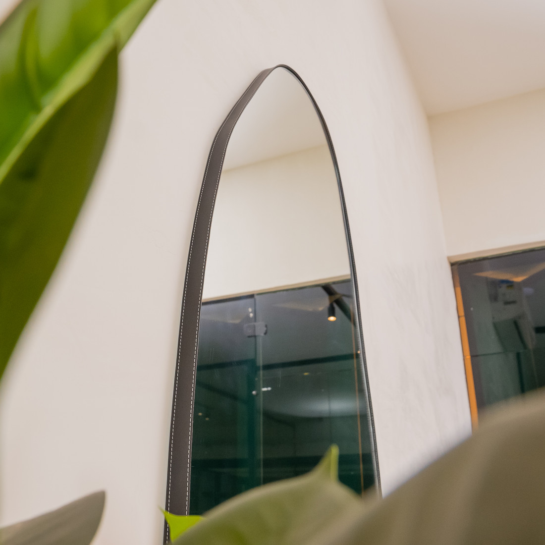 ESPELHO ORGÂNICO ÍSIS | 160x70CM |COM SUPORTE MÃO AMIGA - MOLDURA EM TECIDO SINTÉTICO PRETO ESPELHO ORGÂNICO ÍSIS | 160x70CM |COM SUPORTE MÃO AMIGA - MOLDURA EM TECIDO SINTÉTICO PRETO