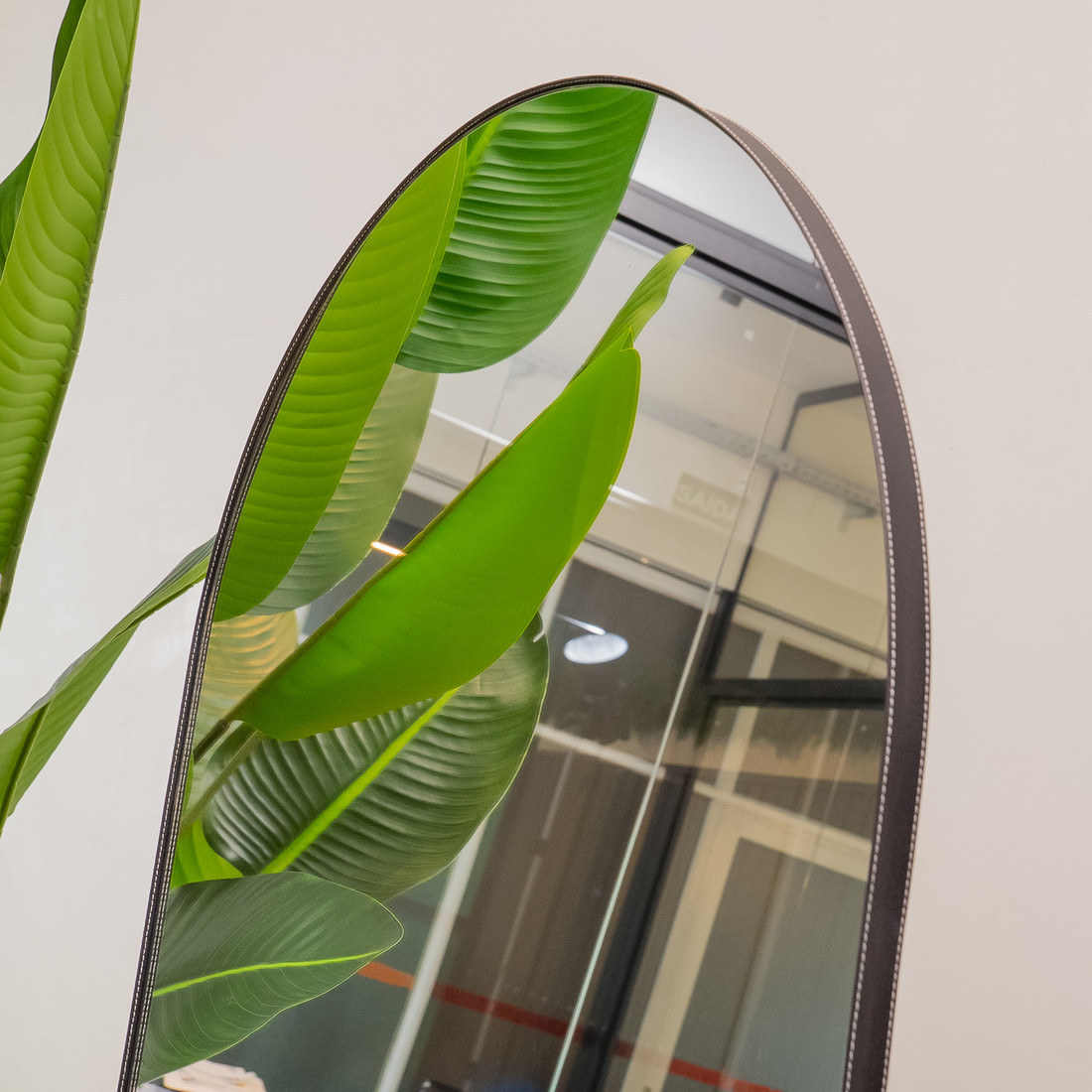 ESPELHO PARIS | 170X70CM|  COM APOIO RECLINAVEL - ESPELHO OVAL BASE RETA - MOLDURA EM TECIDO SINTÉTICO PRETO