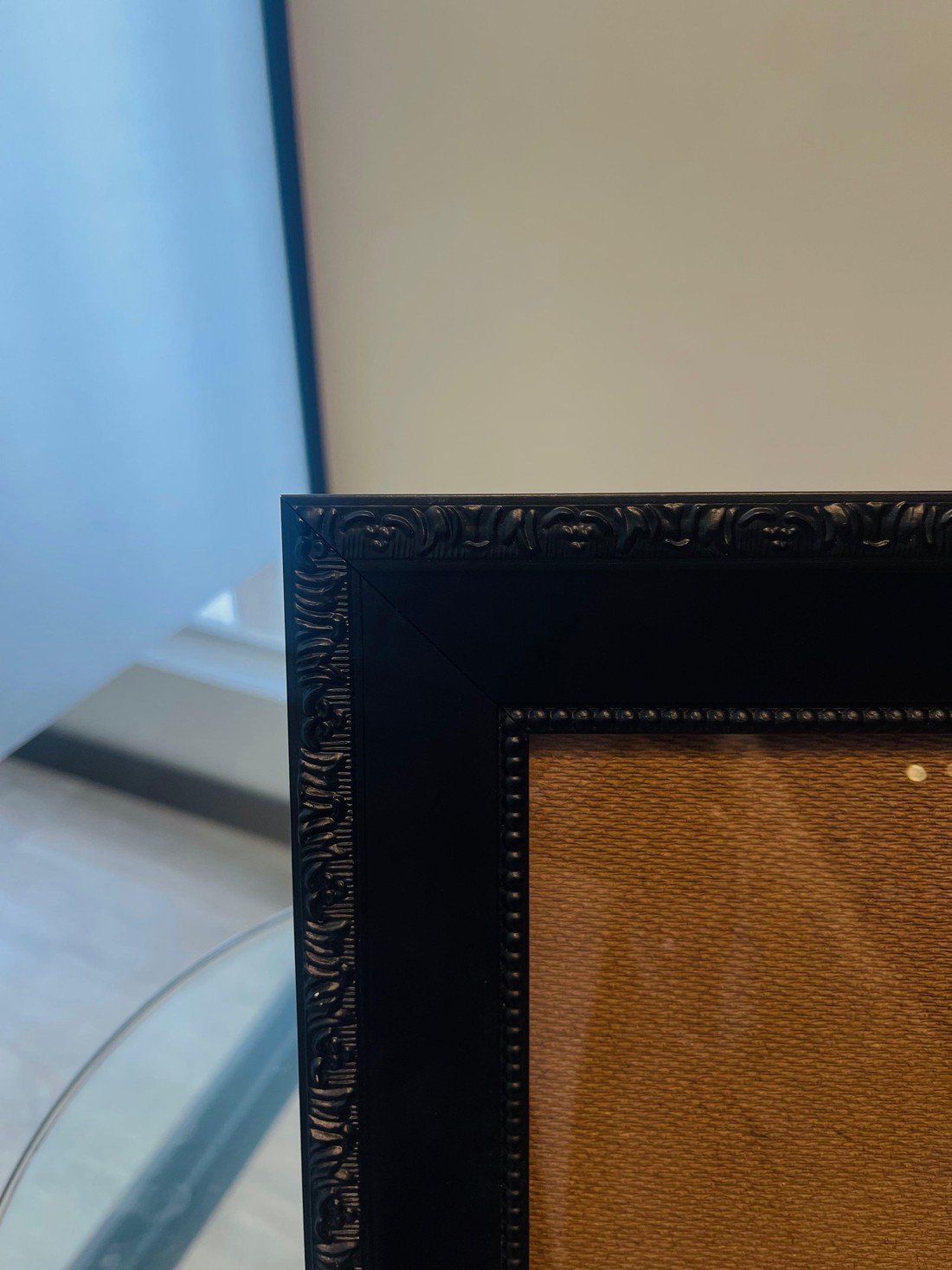 MOLDURA PRETA - COM DETALHES EM RELEVO - COM SUPORTE DE APOIO | 29,5 x 23,5cm | VIDRO 2MM INCLUSO