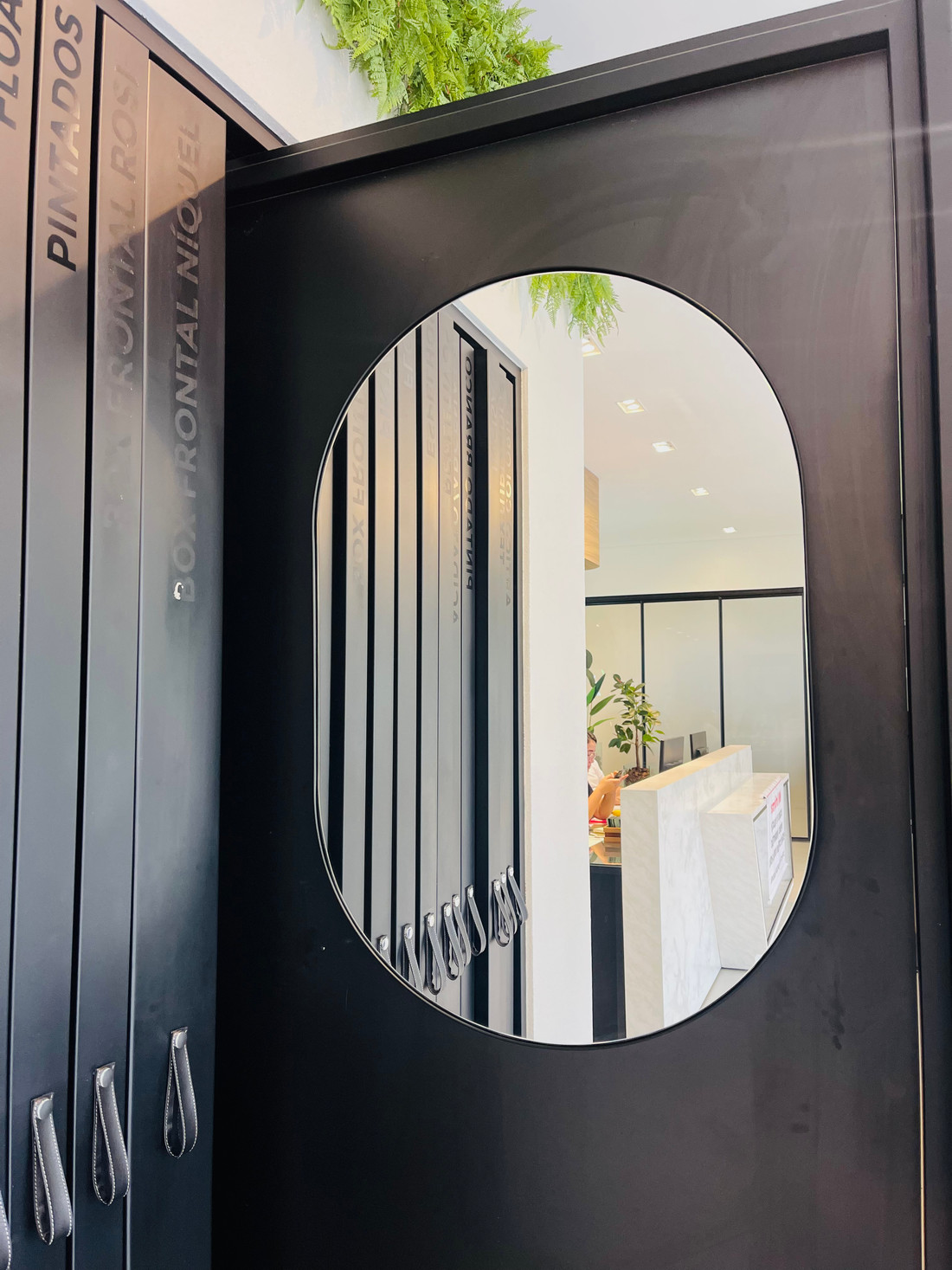 ESPELHO OVAL CECÍLIA | 890MM X 600MM | COM MOLDURA DE METALON PRETA - SUPORTE MÃO AMIGA