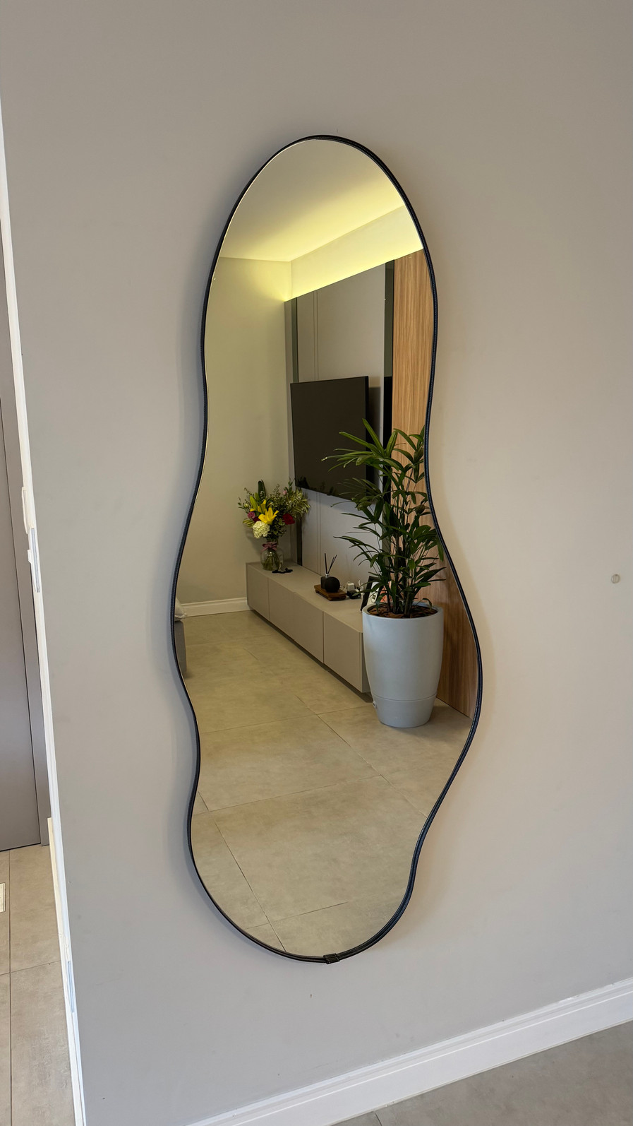 ESPELHO ORGÂNICO ECLIPSE | 1500mmX620mm | COM SUPORTE MÃO AMIGA - MOLDURA EM TECIDO SINTÉTICO PRETO ESPELHO ORGÂNICO ECLIPSE | 1500mmX620mm | COM SUPORTE MÃO AMIGA - MOLDURA EM TECIDO SINTÉTICO PRETO