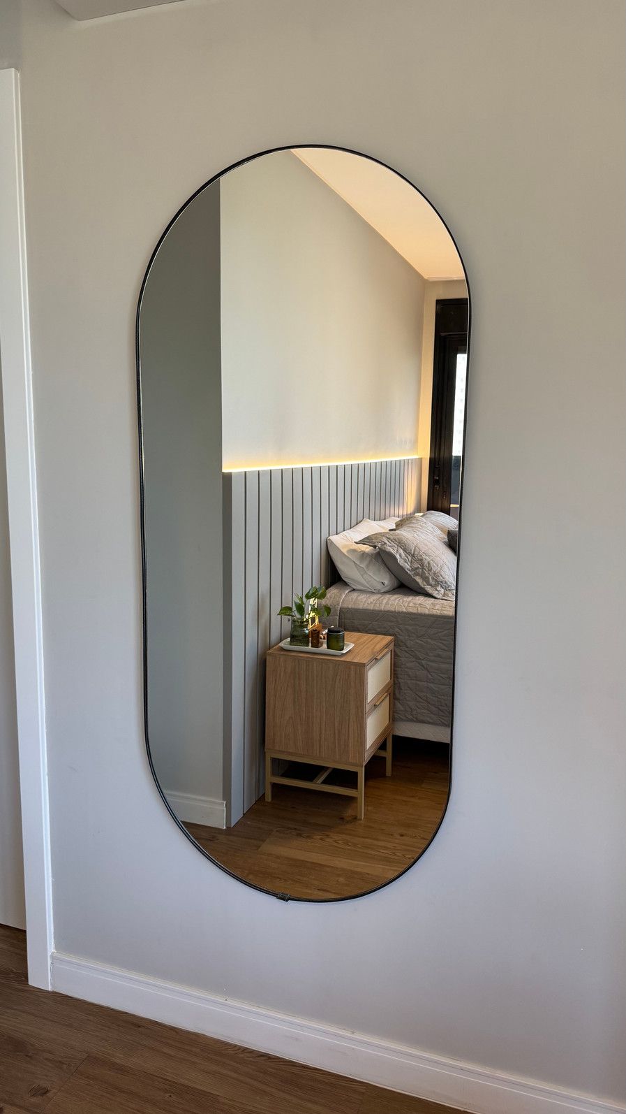 ESPELHO OVAL LUMI | 1550mmX 700mm | COM SUPORTE MÃO AMIGA - MOLDURA EM TECIDO SINTÉTICO PRETO