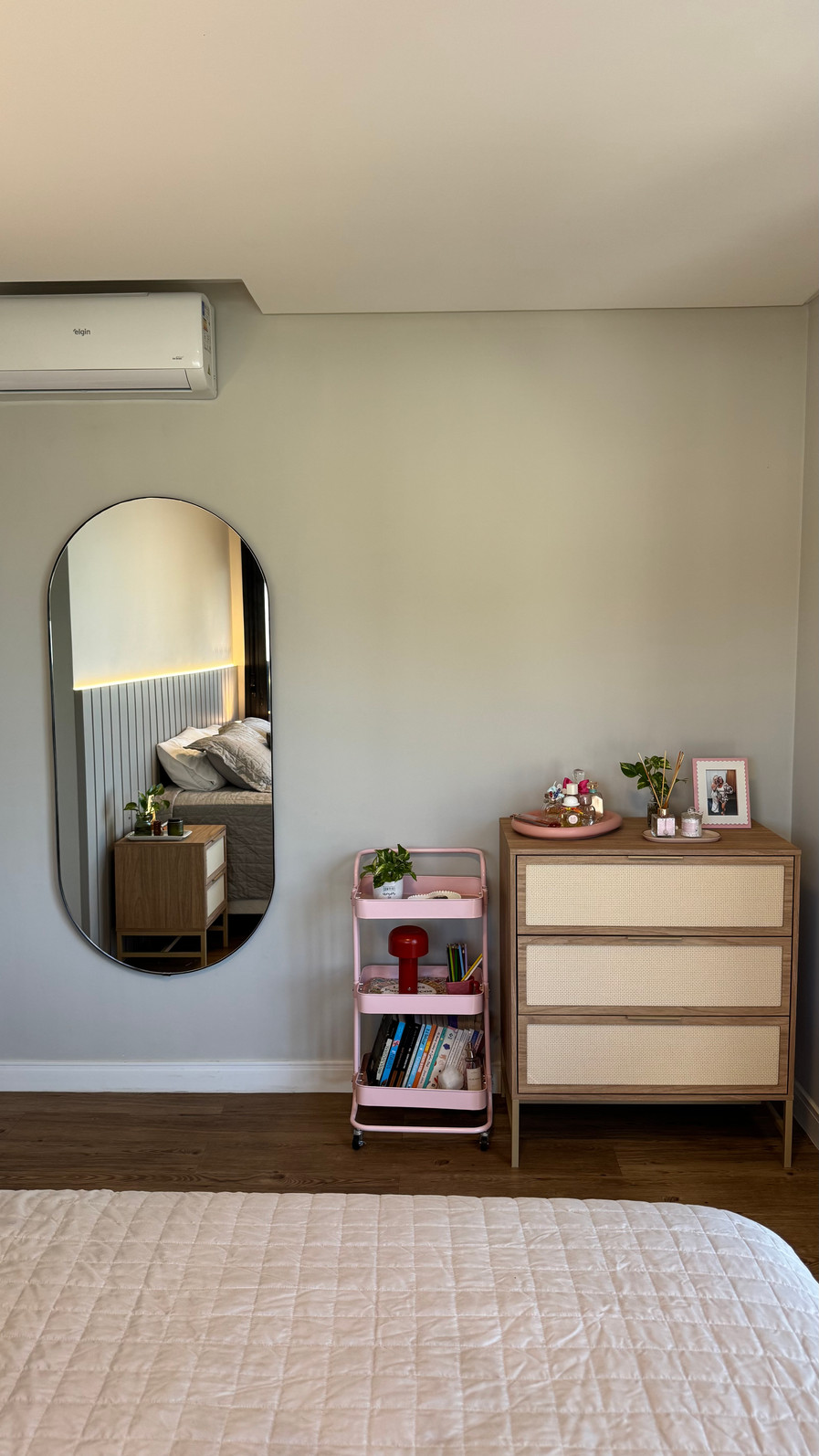 ESPELHO OVAL LUMI | 1550mmX 700mm | COM SUPORTE MÃO AMIGA - MOLDURA EM TECIDO SINTÉTICO PRETO