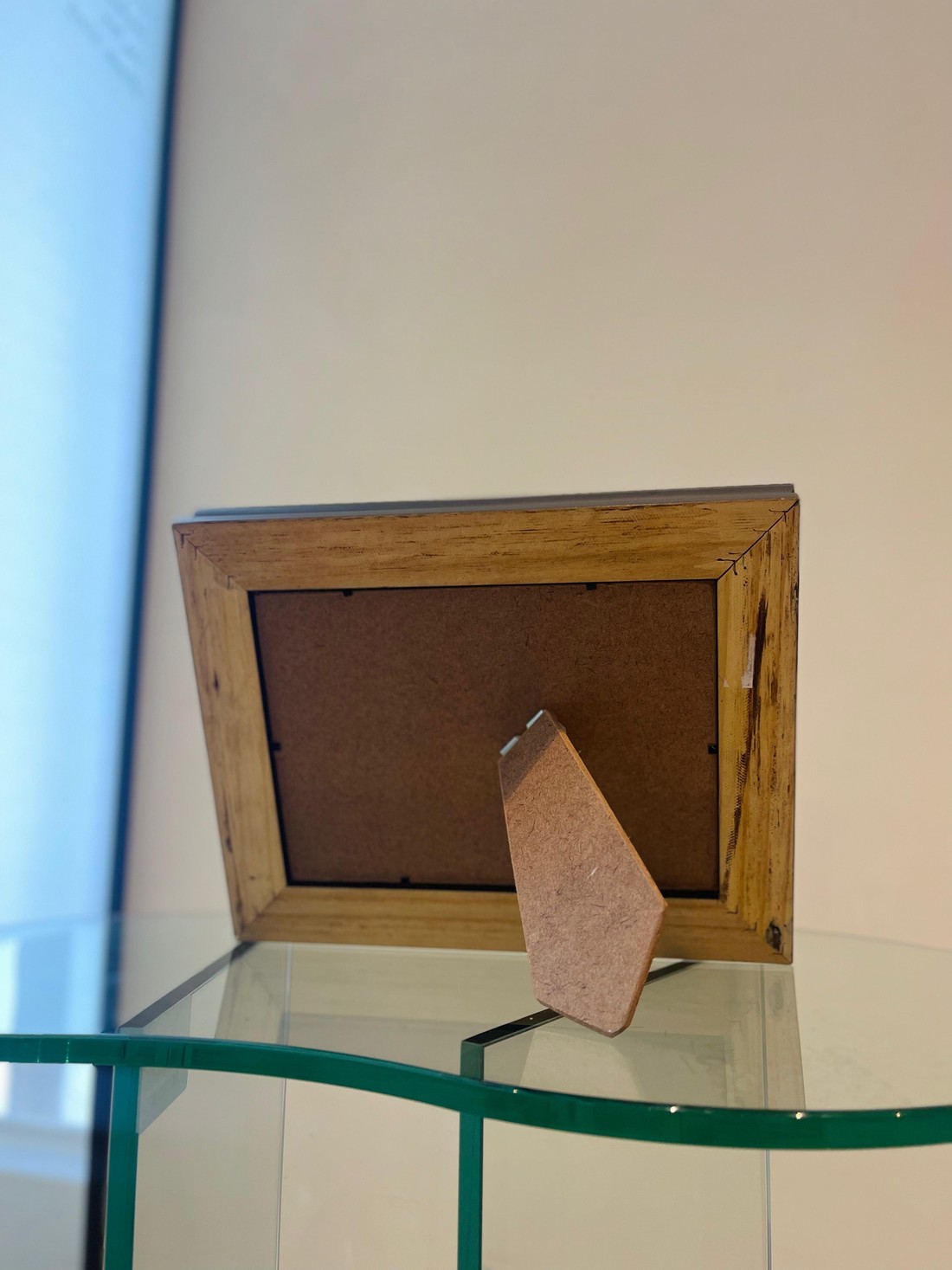 MOLDURA CHAMPAGNE ENVELHECIDO - COM SUPORTE DE APOIO | 29,5cm X 23,5cm | COM DETALHES ORNAMENTADOS - VIDRO 2MM INCLUSO