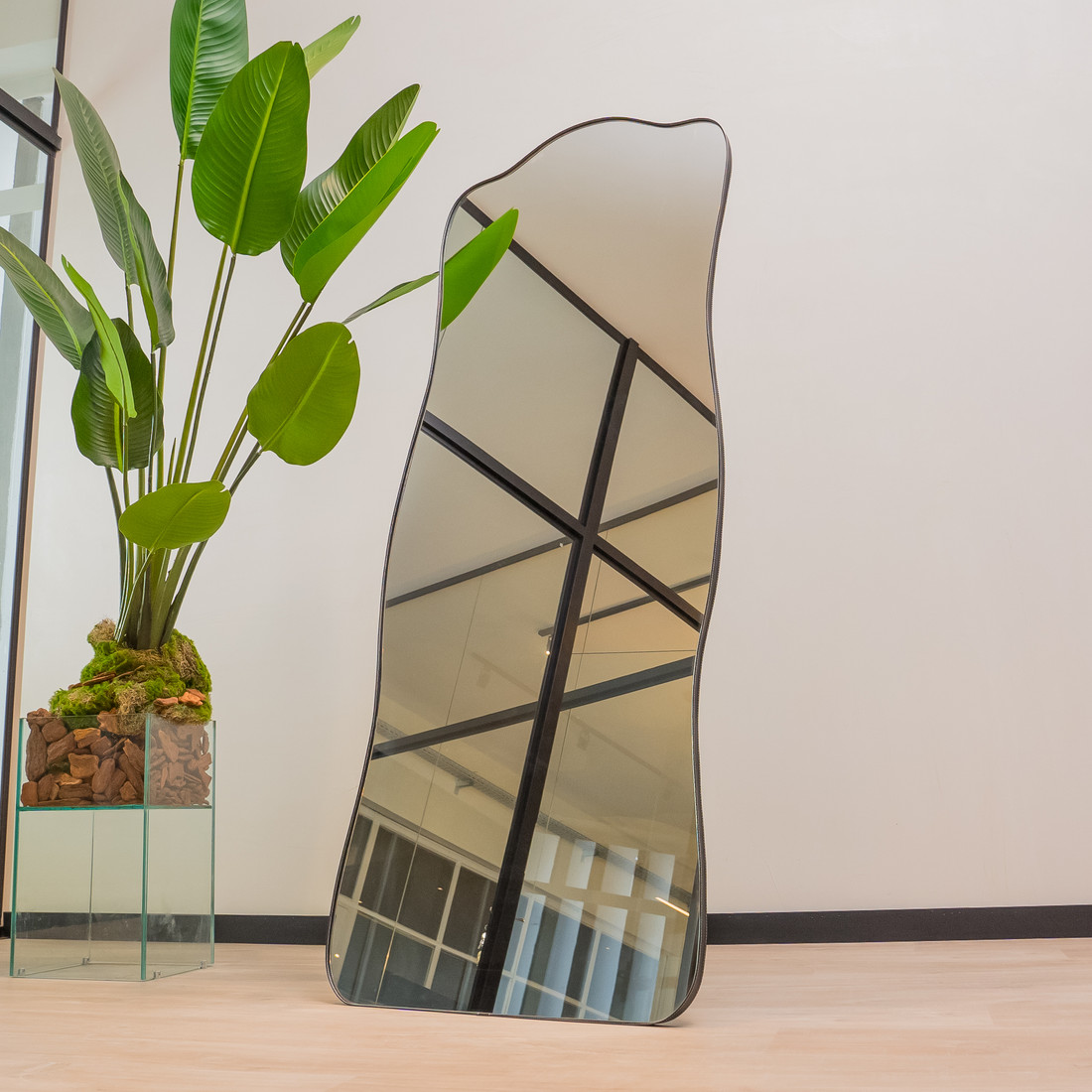 ESPELHO ORGÂNICO NEW YORK | 170X70CM |  COM APOIO RECLINÁVEL - MOLDURA EM TECIDO SINTÉTICO PRETO