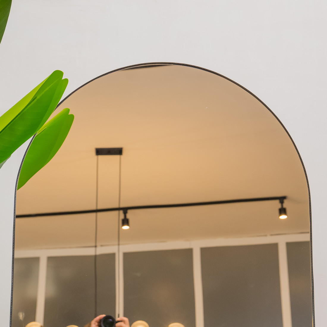 ESPELHO PARIS | 170X70CM|  COM APOIO RECLINAVEL - ESPELHO OVAL BASE RETA - MOLDURA EM TECIDO SINTÉTICO PRETO