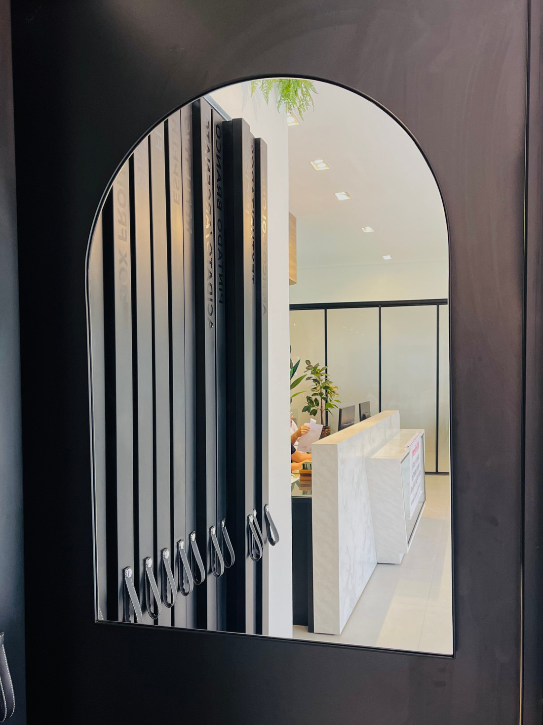 ESPELHO AMÉLIE | OVAL BASE RETA | 880MM X 600MM | COM MOLDURA DE METALON PRETA - SUPORTE MÃO AMIGA