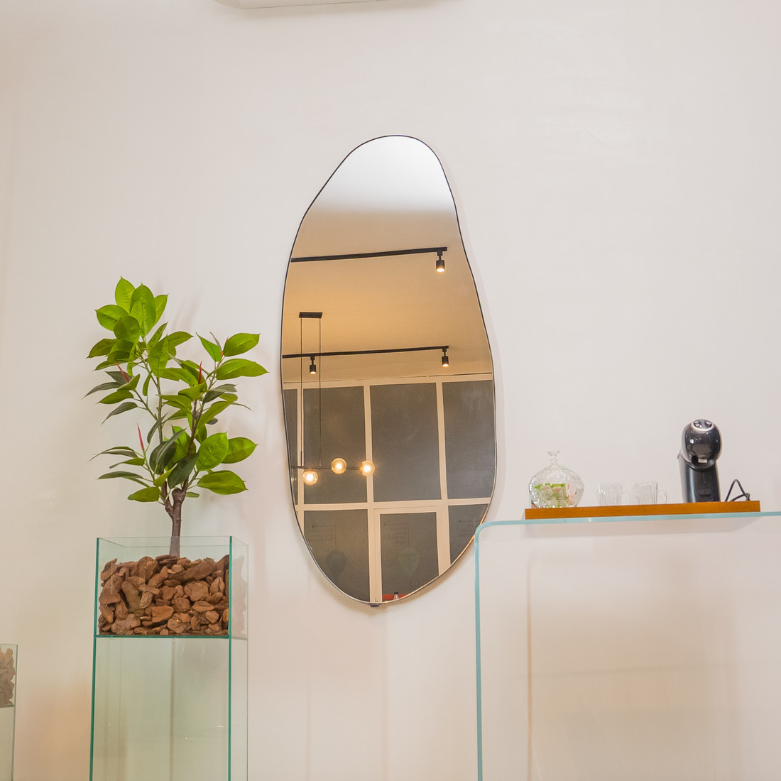 ESPELHO ORGÂNICO ÍSIS | 160x70CM |COM SUPORTE MÃO AMIGA - MOLDURA EM TECIDO SINTÉTICO PRETO ESPELHO ORGÂNICO ÍSIS | 160x70CM |COM SUPORTE MÃO AMIGA - MOLDURA EM TECIDO SINTÉTICO PRETO