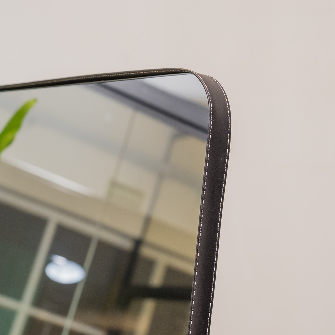 ESPELHO TOKYO | 170X70CM | COM APOIO RECLINAVEL - MOLDURA EM TECIDO SINTETICO PRETO ESPELHO TOKYO | 170X70CM | COM APOIO RECLINAVEL - MOLDURA EM TECIDO SINTETICO PRETO