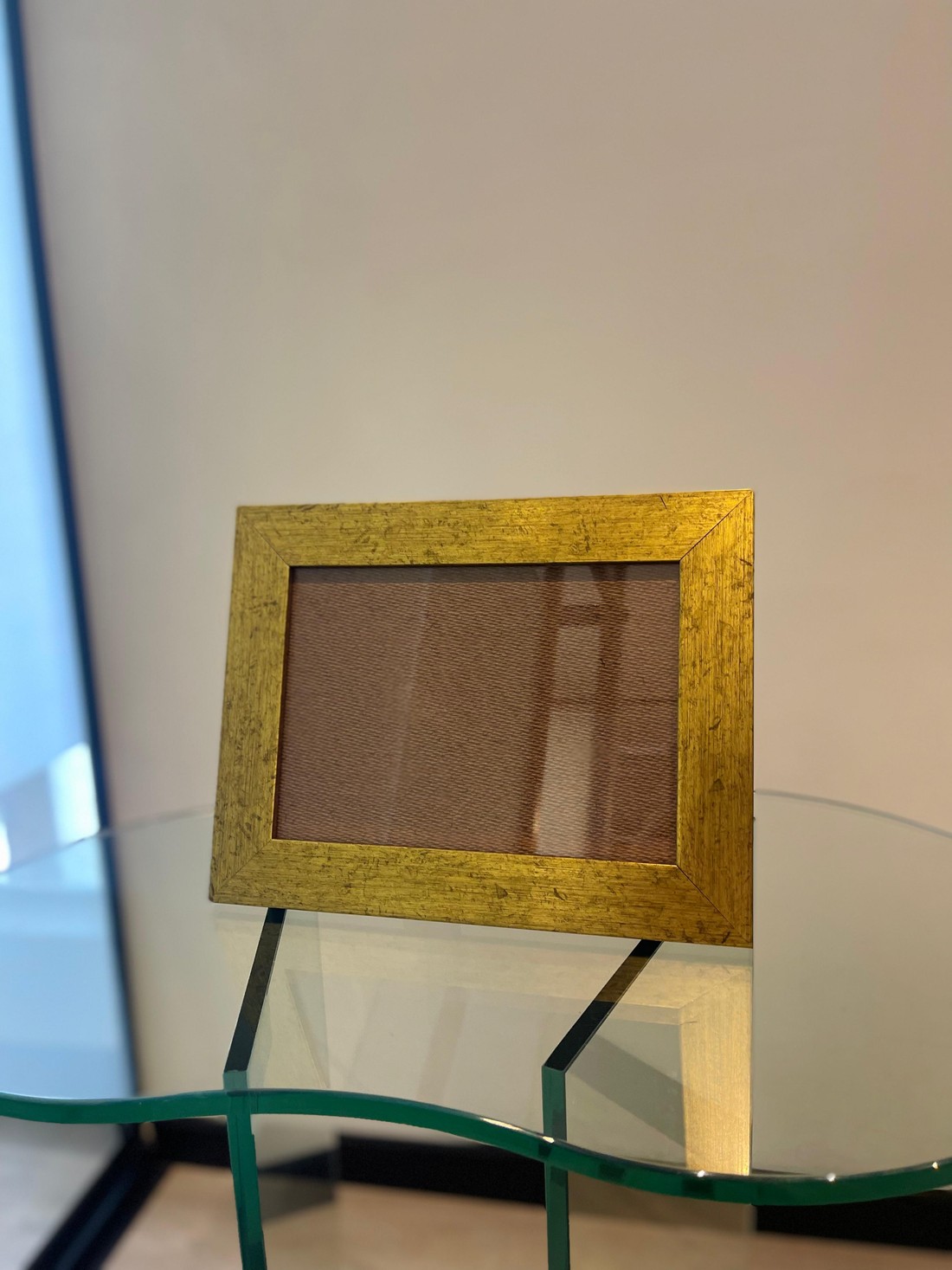 MOLDURA DOURADA ENVELHECIDA - COM SUPORTE DE APOIO | 26,5cm X 20,5cm | VIDRO 2MM INCLUSO