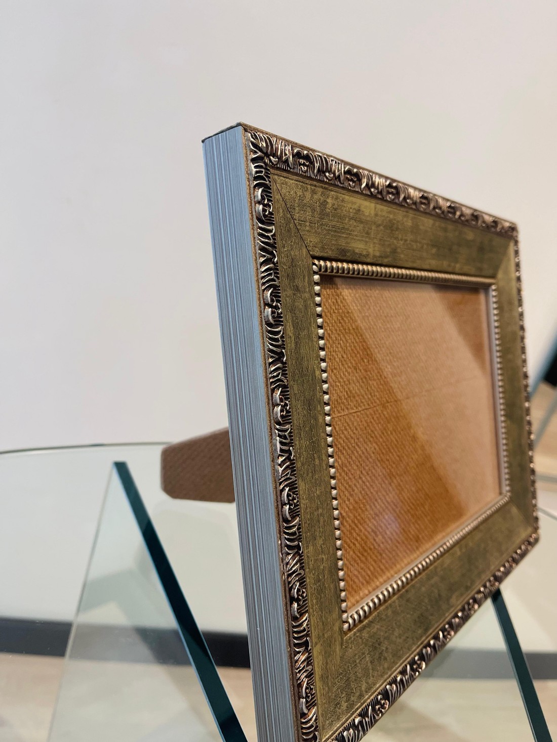 MOLDURA CHAMPAGNE ENVELHECIDO - COM SUPORTE DE APOIO | 29,5cm X 23,5cm | COM DETALHES ORNAMENTADOS - VIDRO 2MM INCLUSO