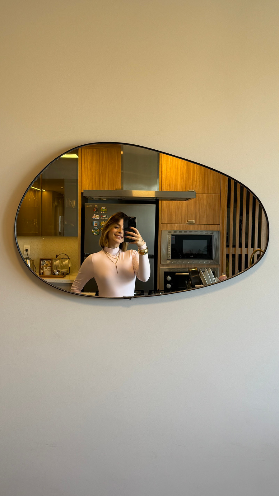 ESPELHO ORGÂNICO BRIO | 800mmX500mm | COM SUPORTE MÃO AMIGA - MOLDURA DE TECIDO SINTÉTICO PRETO