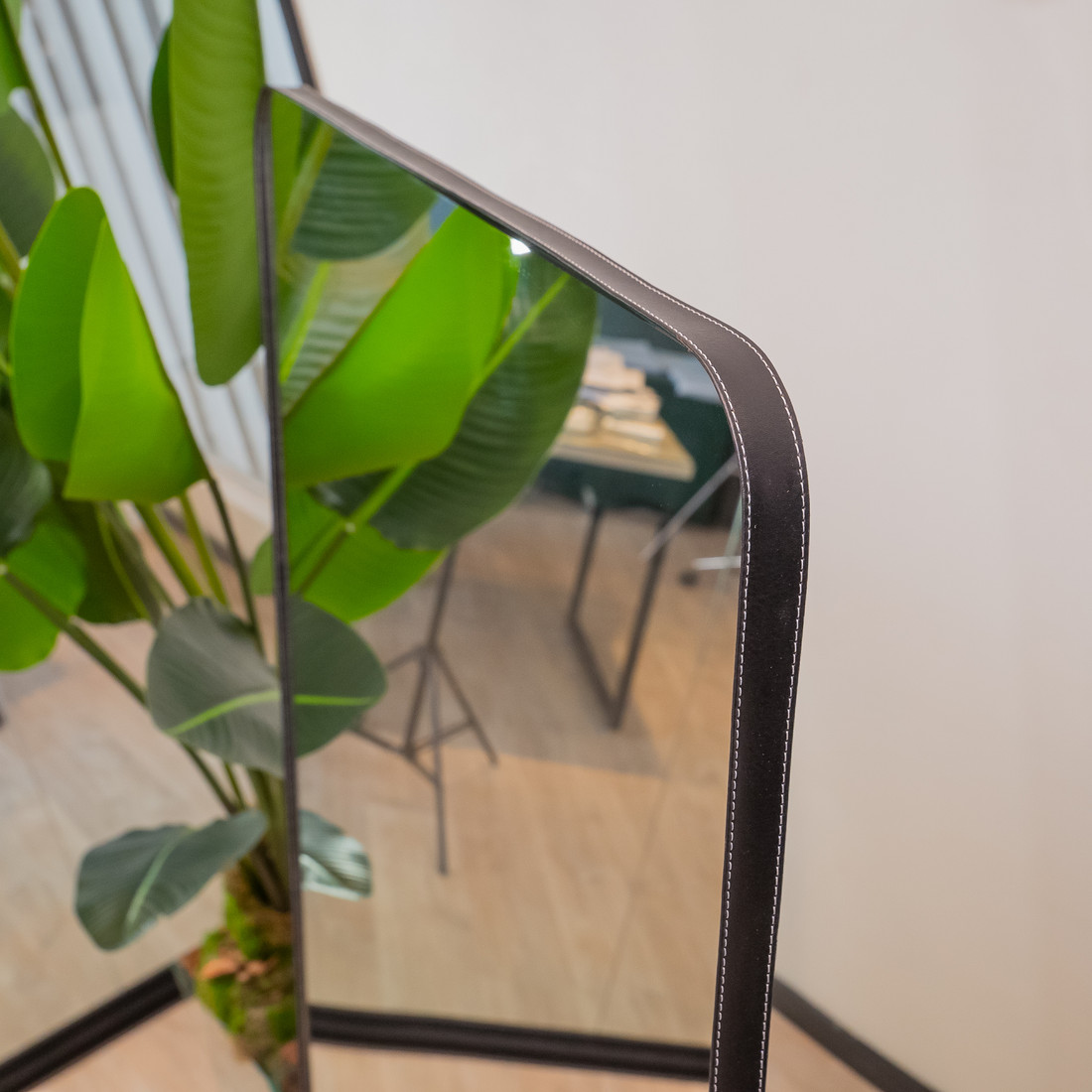 ESPELHO TOKYO | 170X70CM | COM APOIO RECLINAVEL - MOLDURA EM TECIDO SINTETICO PRETO ESPELHO TOKYO | 170X70CM | COM APOIO RECLINAVEL - MOLDURA EM TECIDO SINTETICO PRETO