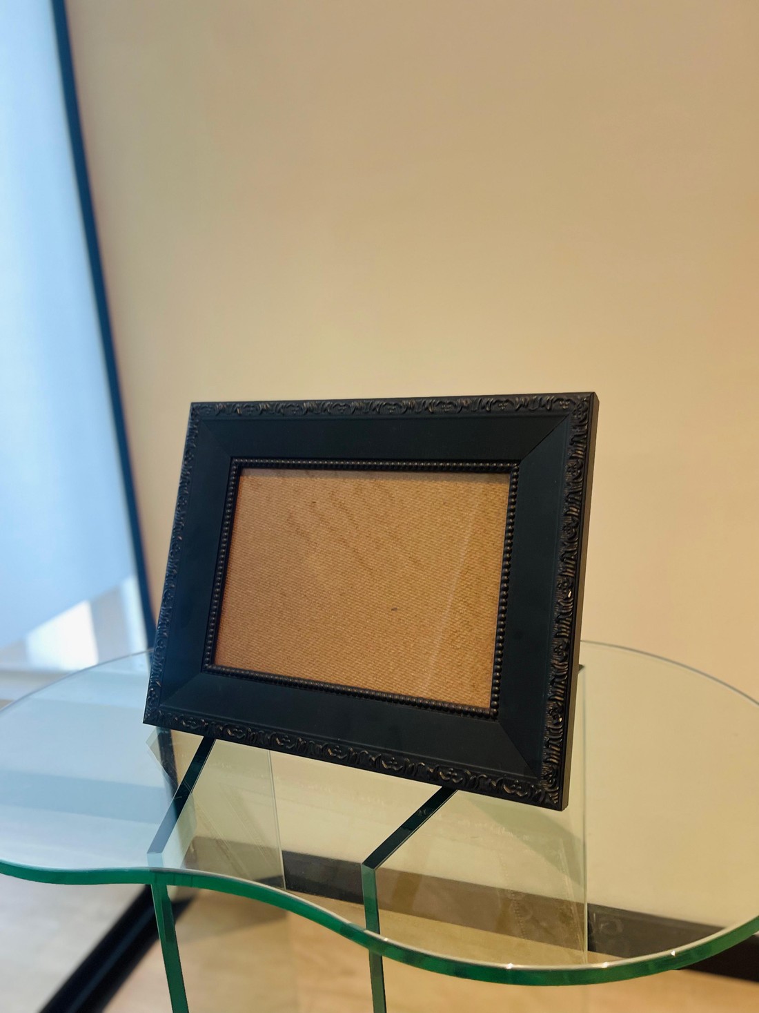 MOLDURA PRETA - COM DETALHES EM RELEVO - COM SUPORTE DE APOIO | 29,5 x 23,5cm | VIDRO 2MM INCLUSO