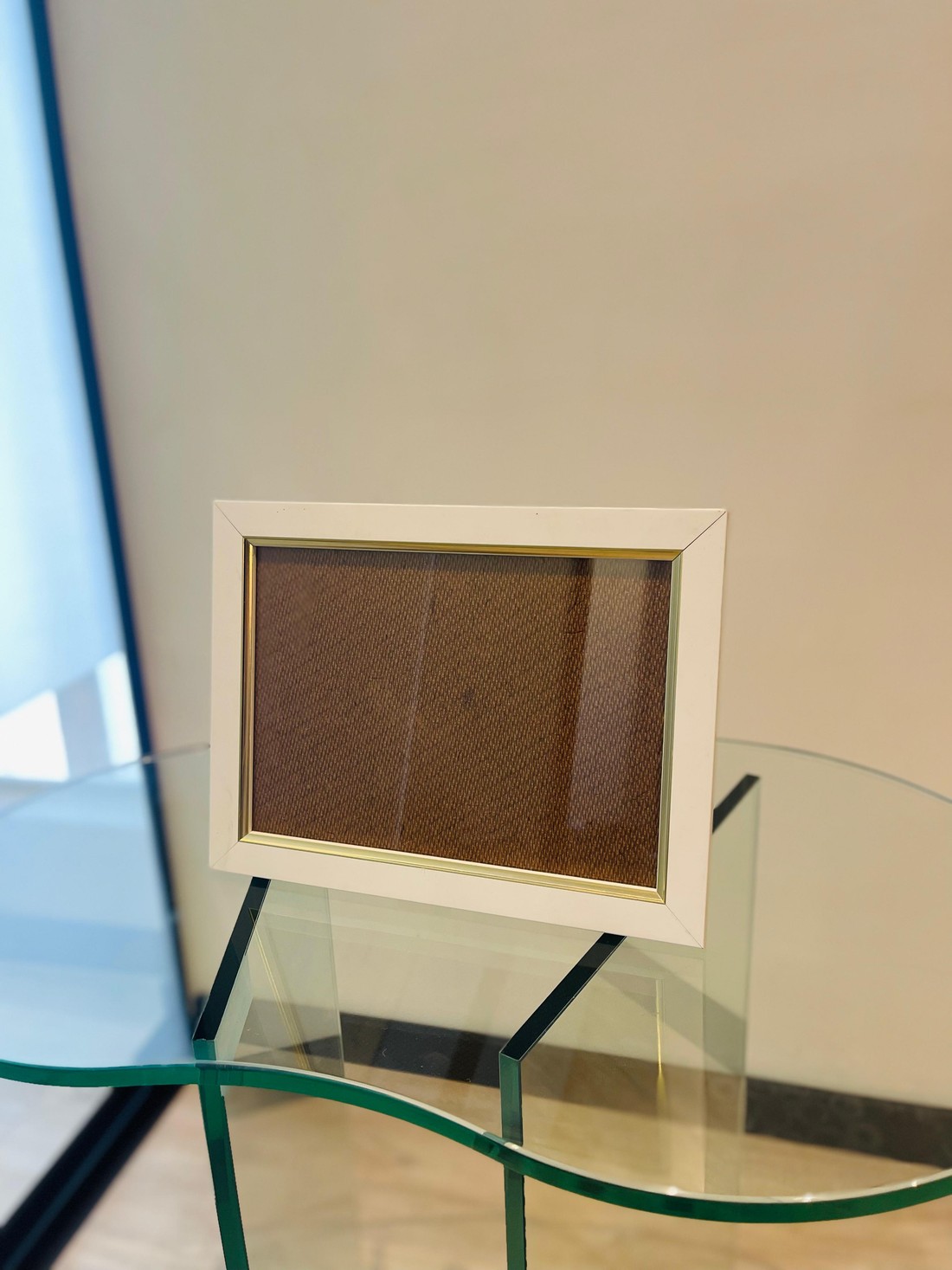 MOLDURA BRANCA COM DETALHE DOURADO - COM SUPORTE DE APOIO | 24,5cm X 18,5cm | VIDRO 2MM INCLUSO