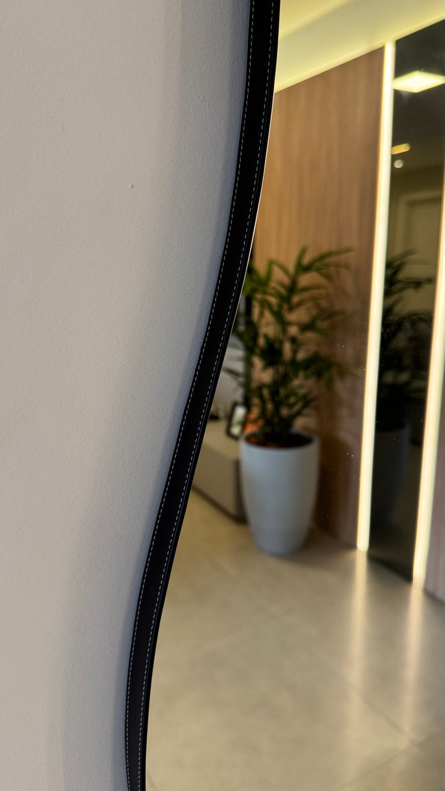 ESPELHO ORGÂNICO ECLIPSE | 1500mmX620mm | COM SUPORTE MÃO AMIGA - MOLDURA EM TECIDO SINTÉTICO PRETO ESPELHO ORGÂNICO ECLIPSE | 1500mmX620mm | COM SUPORTE MÃO AMIGA - MOLDURA EM TECIDO SINTÉTICO PRETO