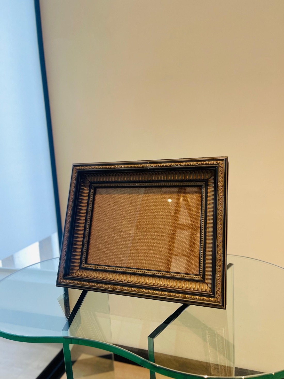 MOLDURA BRONZE ENVELHECIDO - COM SUPORTE DE APOIO | 28,3cm X 22cm | COM ACABAMENTOS EM RELEVO - VIDRO 2MM INCLUSO