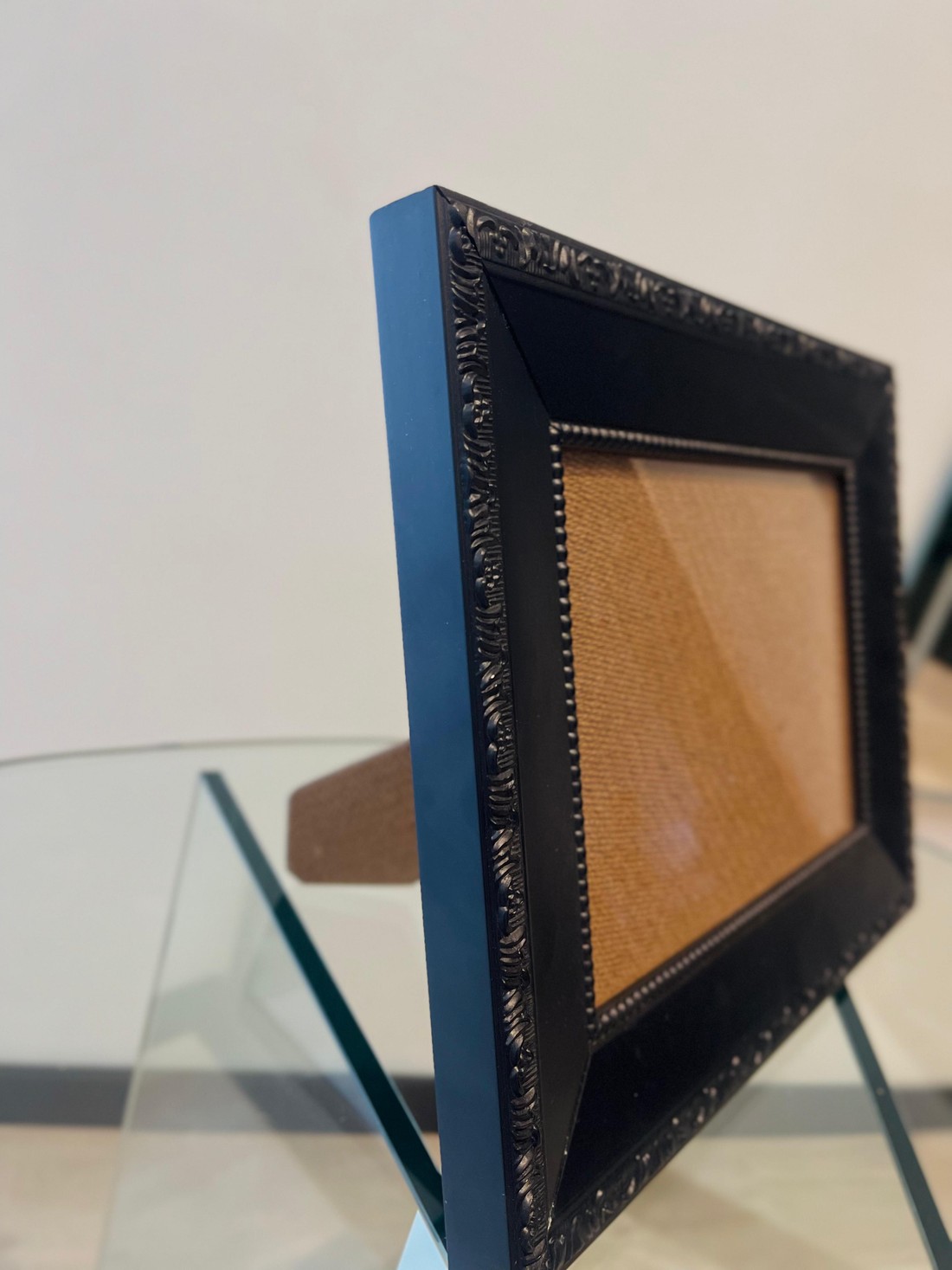 MOLDURA PRETA - COM DETALHES EM RELEVO - COM SUPORTE DE APOIO | 29,5 x 23,5cm | VIDRO 2MM INCLUSO