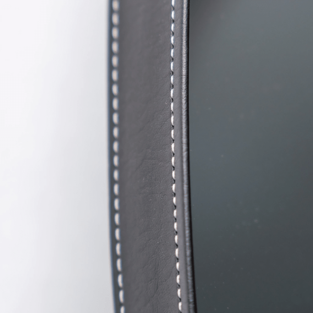 ESPELHO ORGÂNICO JÉSSICA | 170X70CM | COM APOIO RECLINÁVEL -  MOLDURA EM TECIDO SINTÉTICO PRETO