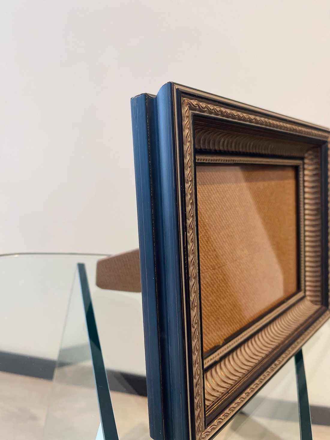 MOLDURA BRONZE ENVELHECIDO - COM SUPORTE DE APOIO | 28,3cm X 22cm | COM ACABAMENTOS EM RELEVO - VIDRO 2MM INCLUSO