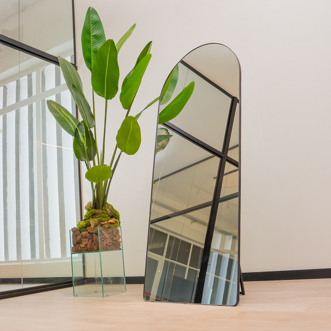 ESPELHO PARIS | 170X70CM|  COM APOIO RECLINAVEL - ESPELHO OVAL BASE RETA - MOLDURA EM TECIDO SINTÉTICO PRETO