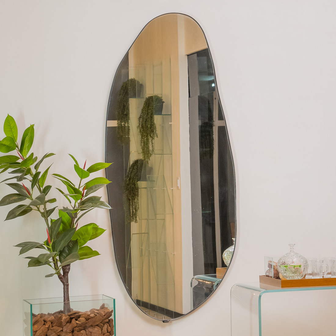 ESPELHO ORGÂNICO ÍSIS | 160x70CM |COM SUPORTE MÃO AMIGA - MOLDURA EM TECIDO SINTÉTICO PRETO ESPELHO ORGÂNICO ÍSIS | 160x70CM |COM SUPORTE MÃO AMIGA - MOLDURA EM TECIDO SINTÉTICO PRETO