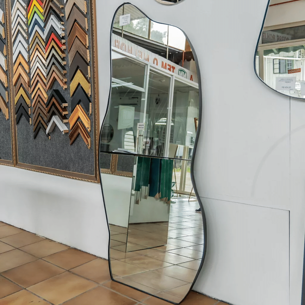 ESPELHO ORGÂNICO JÉSSICA | 170X70CM | COM APOIO RECLINÁVEL -  MOLDURA EM TECIDO SINTÉTICO PRETO