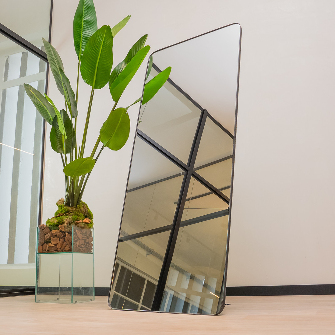 ESPELHO TOKYO | 170X70CM | COM APOIO RECLINAVEL - MOLDURA EM TECIDO SINTETICO PRETO ESPELHO TOKYO | 170X70CM | COM APOIO RECLINAVEL - MOLDURA EM TECIDO SINTETICO PRETO