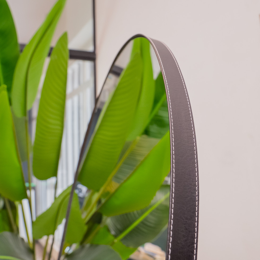 ESPELHO PARIS | 170X70CM|  COM APOIO RECLINAVEL - ESPELHO OVAL BASE RETA - MOLDURA EM TECIDO SINTÉTICO PRETO