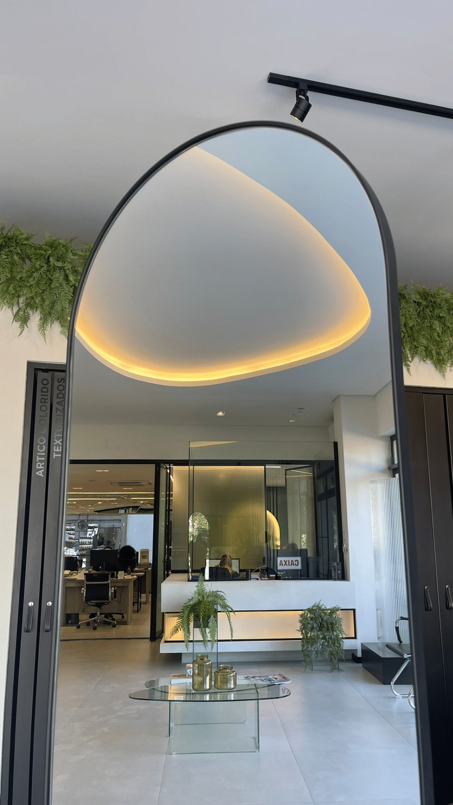 ESPELHO OVAL BASE RETA - MOLDURA DE METALON PRETA E SUPORTE COM RODINHAS | 190CM X 60CM | PEQUENAS AVARIAS