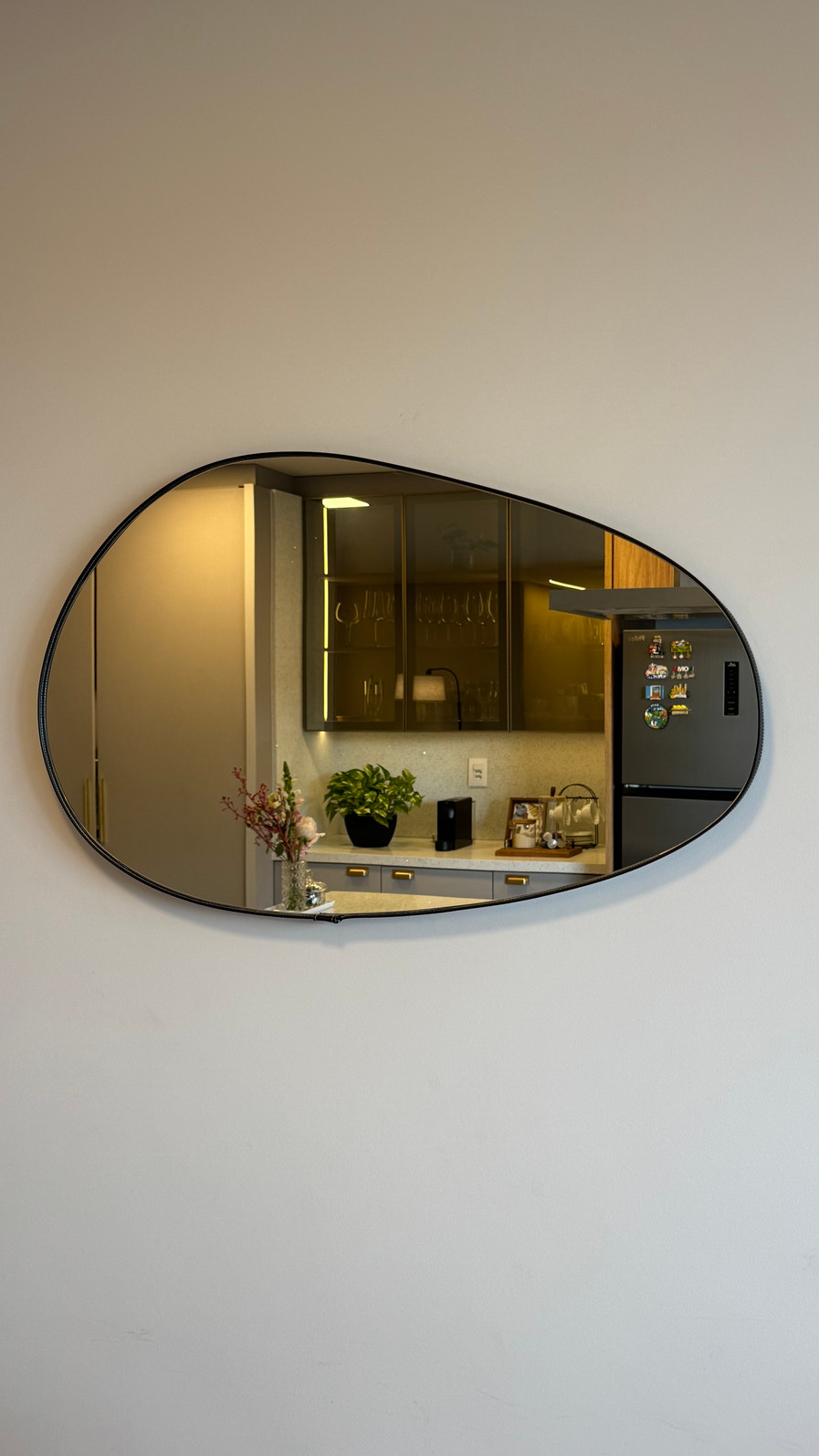 ESPELHO ORGÂNICO BRIO | 800mmX500mm | COM SUPORTE MÃO AMIGA - MOLDURA DE TECIDO SINTÉTICO PRETO