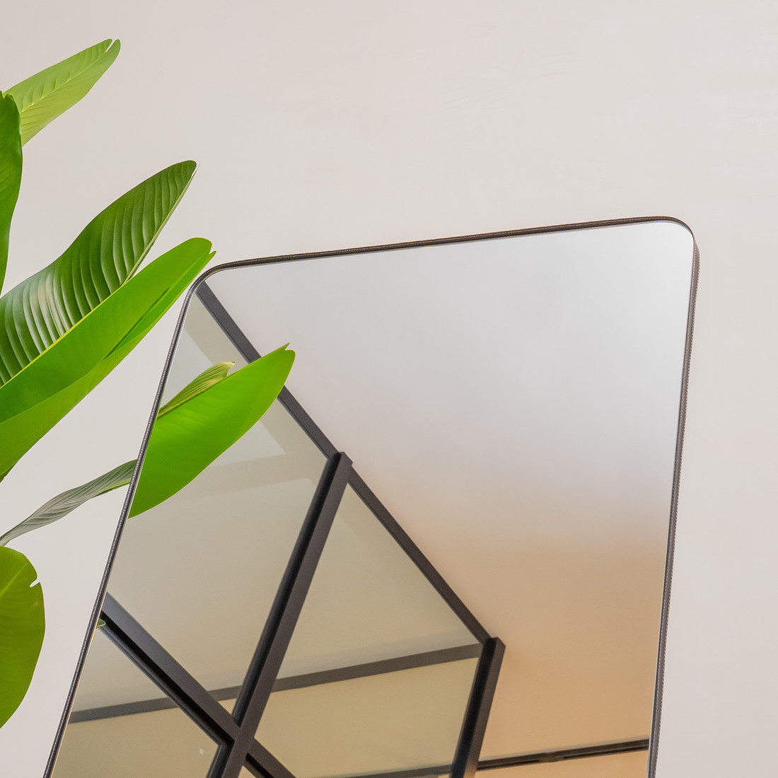 ESPELHO TOKYO | 170X70CM | COM APOIO RECLINAVEL - MOLDURA EM TECIDO SINTETICO PRETO ESPELHO TOKYO | 170X70CM | COM APOIO RECLINAVEL - MOLDURA EM TECIDO SINTETICO PRETO