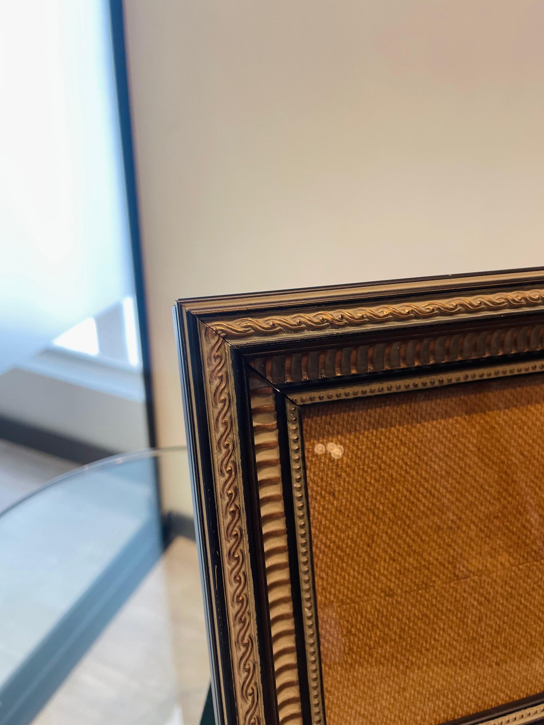 MOLDURA BRONZE ENVELHECIDO - COM SUPORTE DE APOIO | 28,3cm X 22cm | COM ACABAMENTOS EM RELEVO - VIDRO 2MM INCLUSO