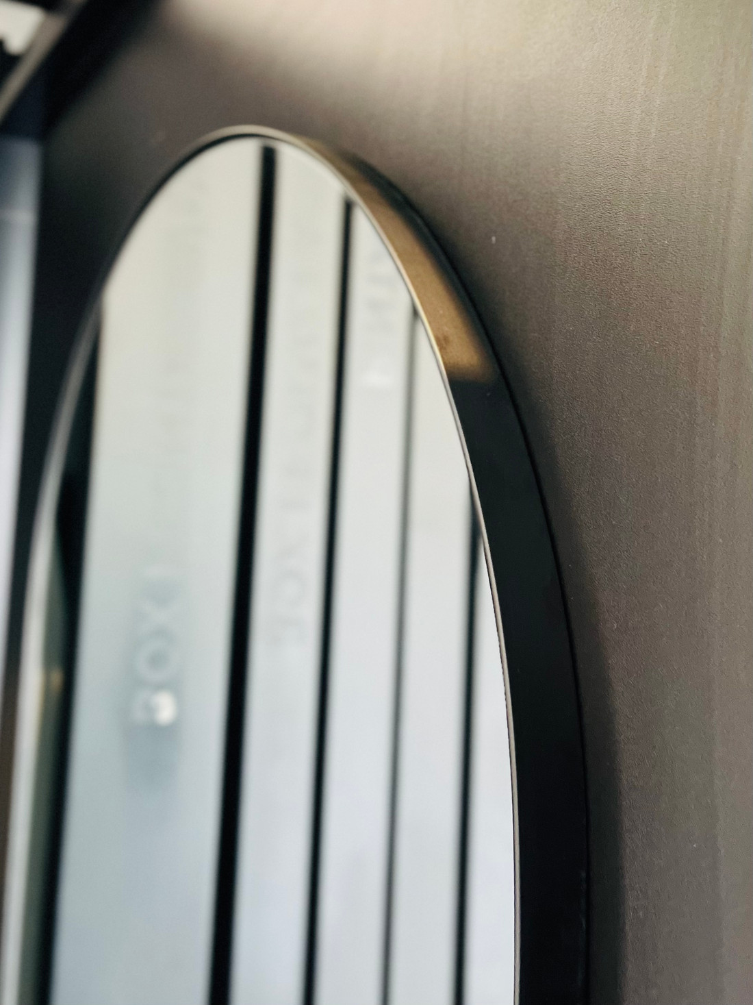 ESPELHO OVAL CECÍLIA | 890MM X 600MM | COM MOLDURA DE METALON PRETA - SUPORTE MÃO AMIGA