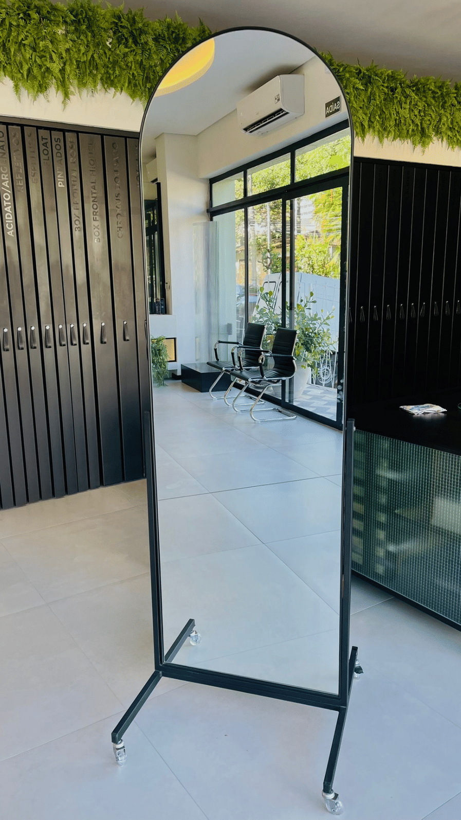 ESPELHO OVAL BASE RETA - MOLDURA DE METALON PRETA E SUPORTE COM RODINHAS | 190CM X 60CM | PEQUENAS AVARIAS