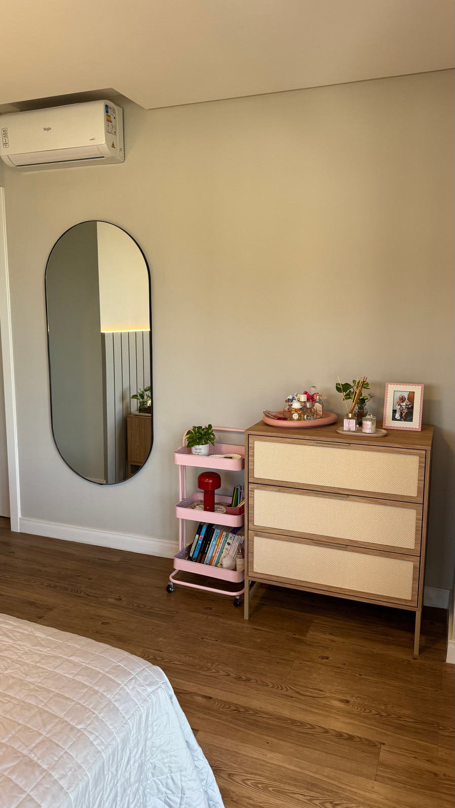 ESPELHO OVAL LUMI | 1550mmX 700mm | COM SUPORTE MÃO AMIGA - MOLDURA EM TECIDO SINTÉTICO PRETO