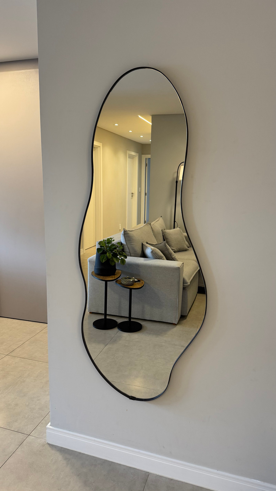 ESPELHO ORGÂNICO ECLIPSE | 1500mmX620mm | COM SUPORTE MÃO AMIGA - MOLDURA EM TECIDO SINTÉTICO PRETO ESPELHO ORGÂNICO ECLIPSE | 1500mmX620mm | COM SUPORTE MÃO AMIGA - MOLDURA EM TECIDO SINTÉTICO PRETO