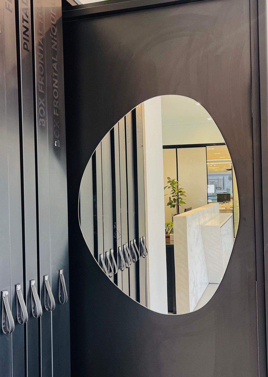 ESPELHO ORGÂNICO BETINA | 700mmX900mm | COM SUPORTE MÃO AMIGA - ESPELHO LAPIDADO