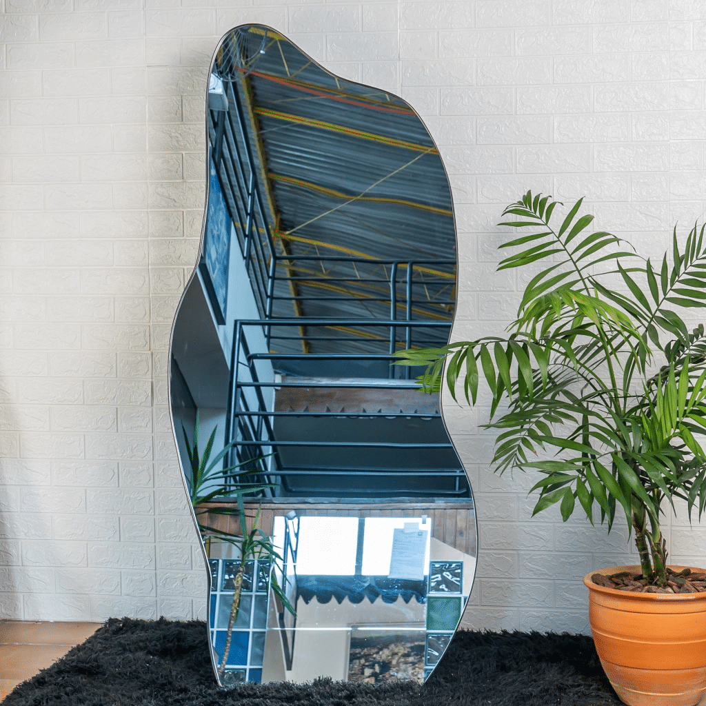 ESPELHO ORGÂNICO JÉSSICA | 170X70CM | COM APOIO RECLINÁVEL -  MOLDURA EM TECIDO SINTÉTICO PRETO