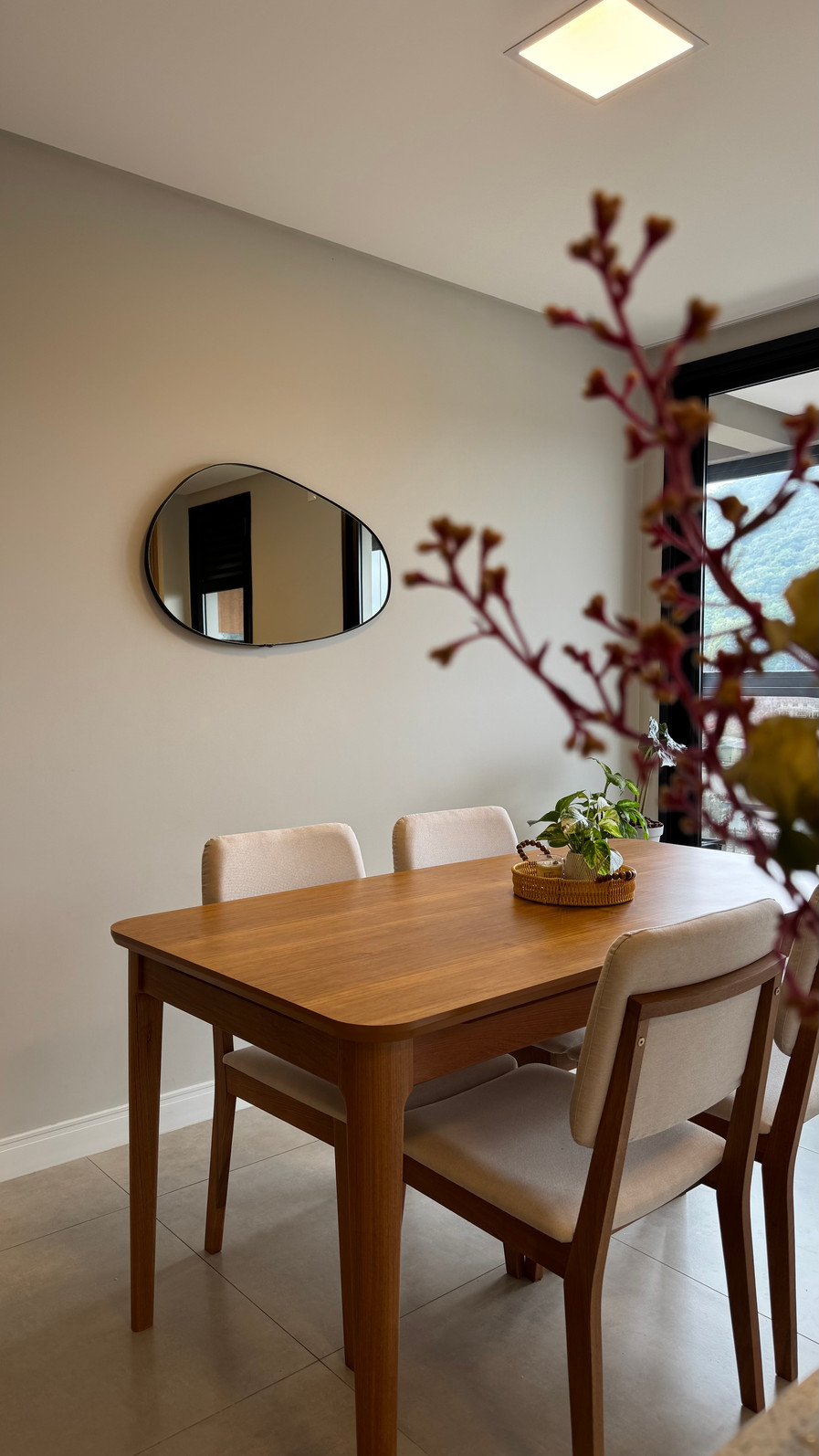 ESPELHO ORGÂNICO BRIO | 800mmX500mm | COM SUPORTE MÃO AMIGA - MOLDURA DE TECIDO SINTÉTICO PRETO