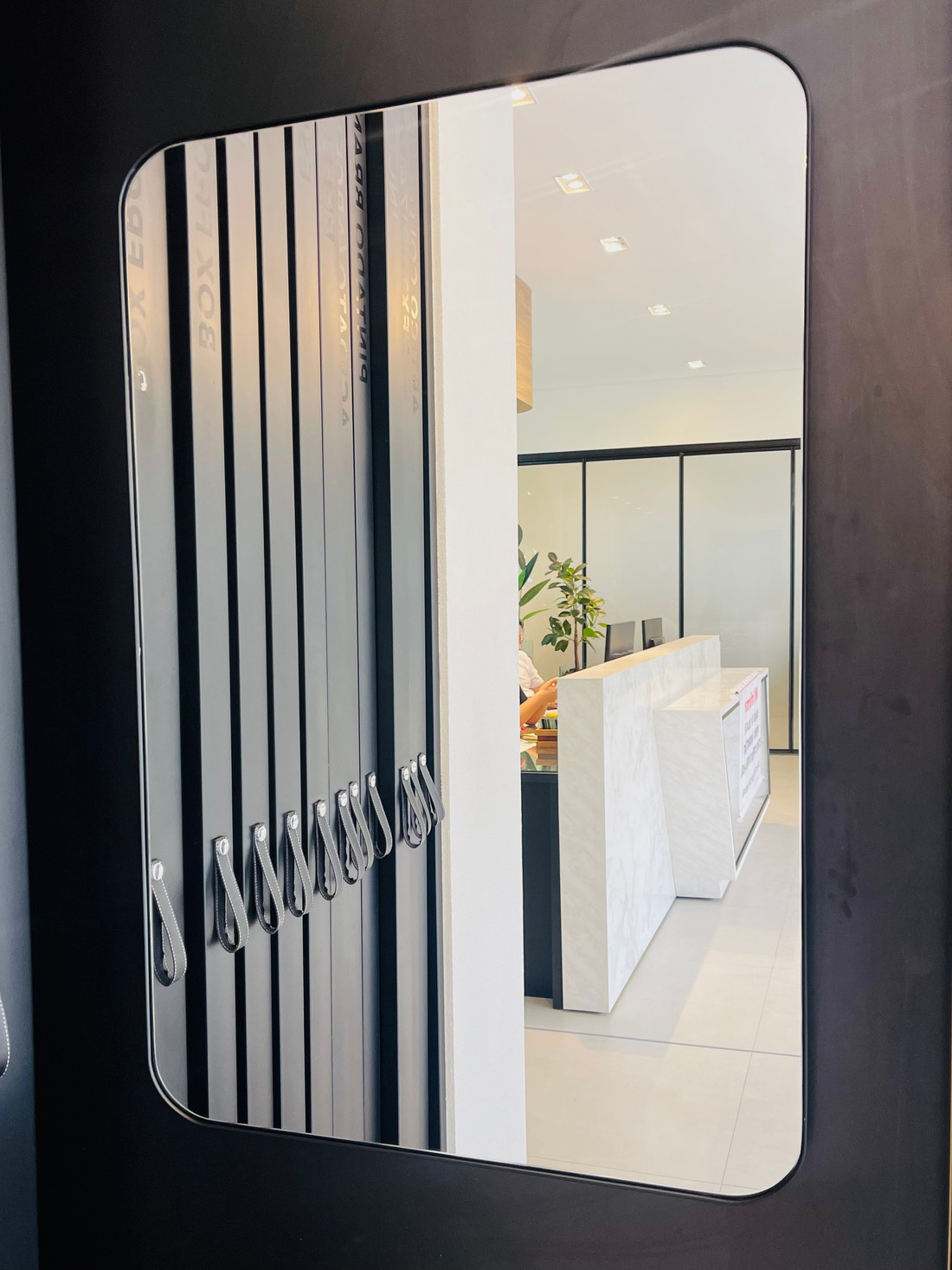 ESPELHO VALEN | RETANGULAR COM CANTOS ARREDONDADOS | 900MM X 600MM | COM MOLDURA DE METALON PRETA - SUPORTE MÃO AMIGA