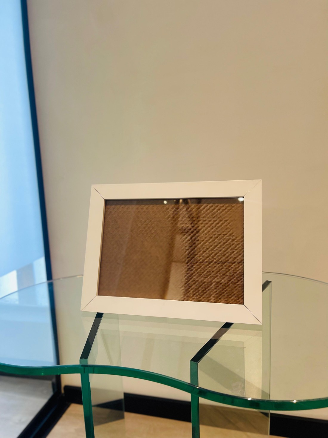 MOLDURA BRANCA - COM SUPORTE DE APOIO | 24,5 x 18,5cm | VIDRO 2MM INCLUSO