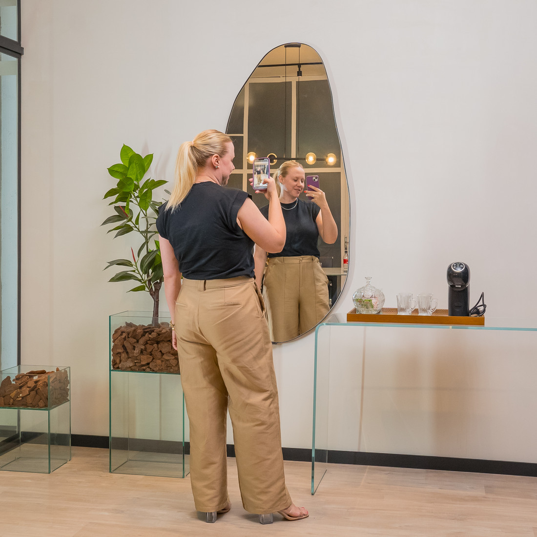 ESPELHO ORGÂNICO ÍSIS | 160x70CM |COM SUPORTE MÃO AMIGA - MOLDURA EM TECIDO SINTÉTICO PRETO ESPELHO ORGÂNICO ÍSIS | 160x70CM |COM SUPORTE MÃO AMIGA - MOLDURA EM TECIDO SINTÉTICO PRETO