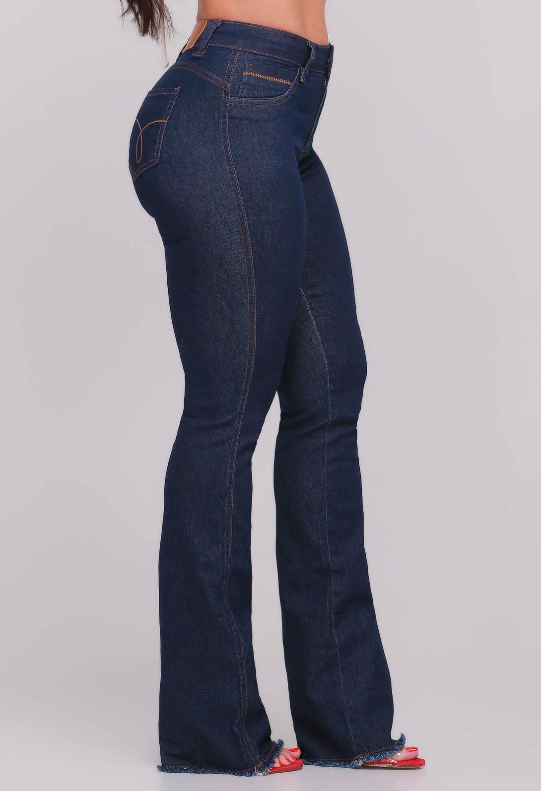 Calça Jeans Boot Cut Feminina Com Barra Desfiada 24387 Calça Jeans Boot Cut Feminina Com Barra Desfiada 24387